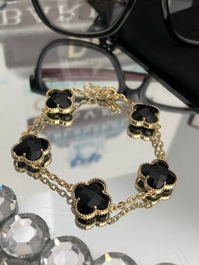 ✨Stunning Gold Bracelet with Black Clover Stones - Elegant ✨NEW